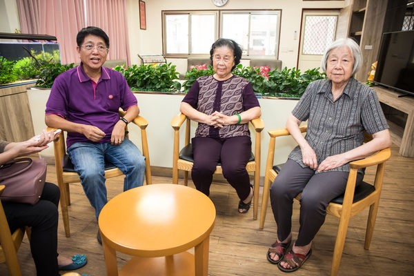 Yang Chih-pin, chief of the senior section of Kinmen County’s Home to All, cares for the elderly like family